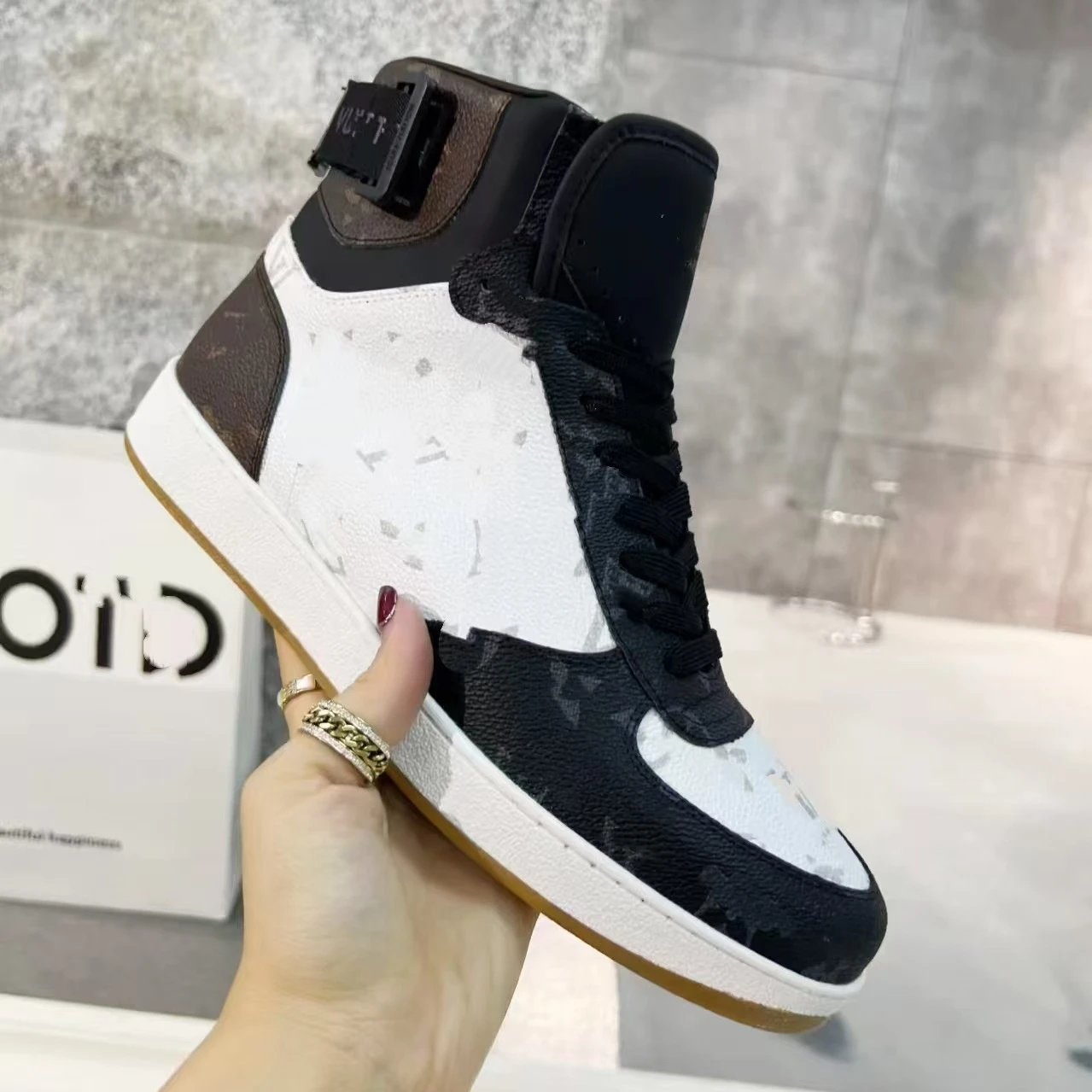 Louis Vuitton Sneakers Low-Top Embossed Monogram — 5