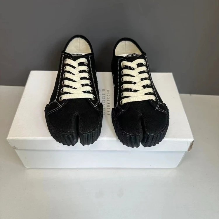Maison Margiela Sneakers Tabi split-toe canvas low-top — Black-edged tire tread
