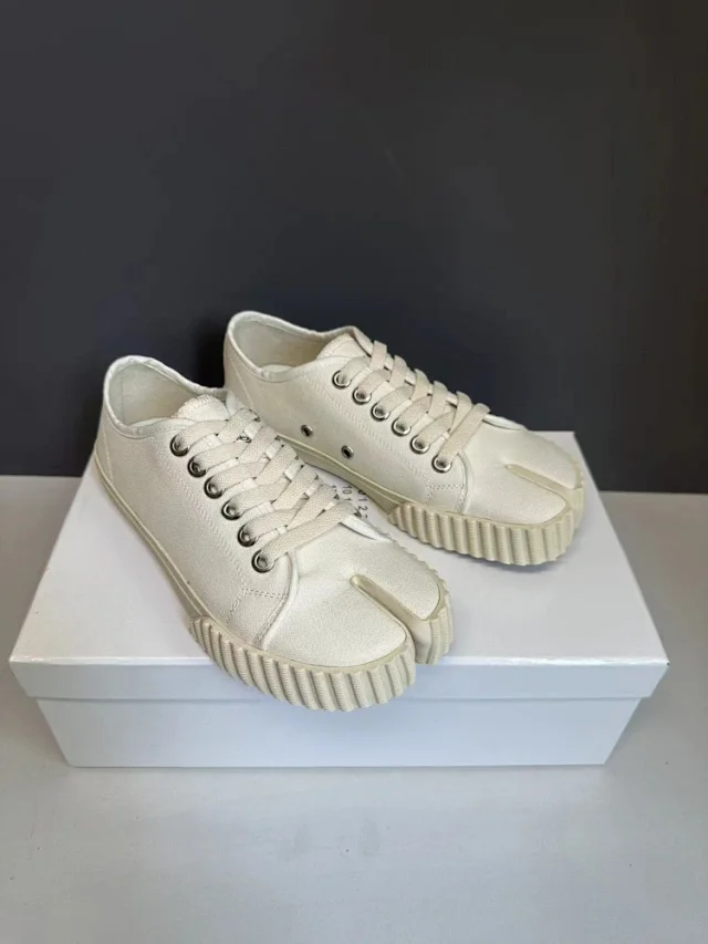 Maison Margiela Sneakers Tabi split-toe canvas low-top product detail image 22