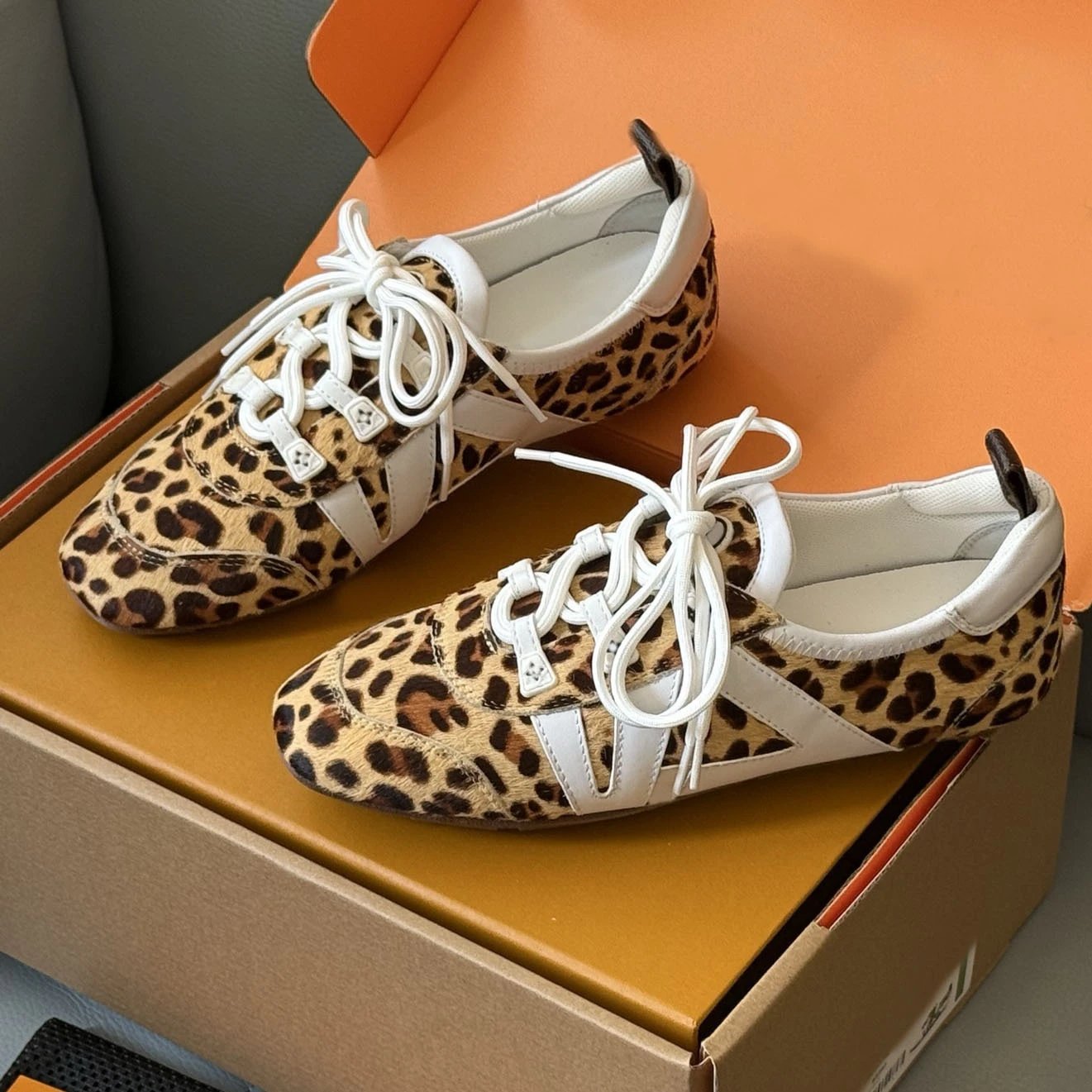 Unbranded Sneakers Low-Top Lace-Up with V-Shaped Side Appliqué image 3