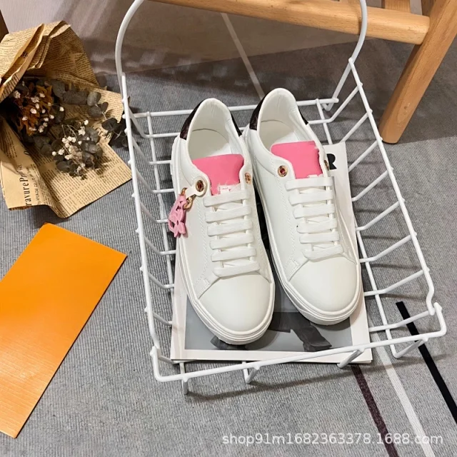 Louis Vuitton Sneakers Low-Top Monogram Leather with LV Charm product detail image 3