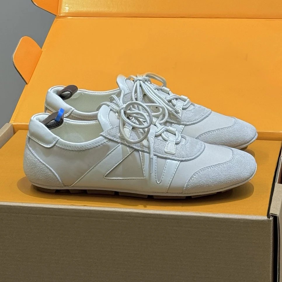 Unbranded Sneakers Low-Top Lace-Up with V-Shaped Side Appliqué — Off-white