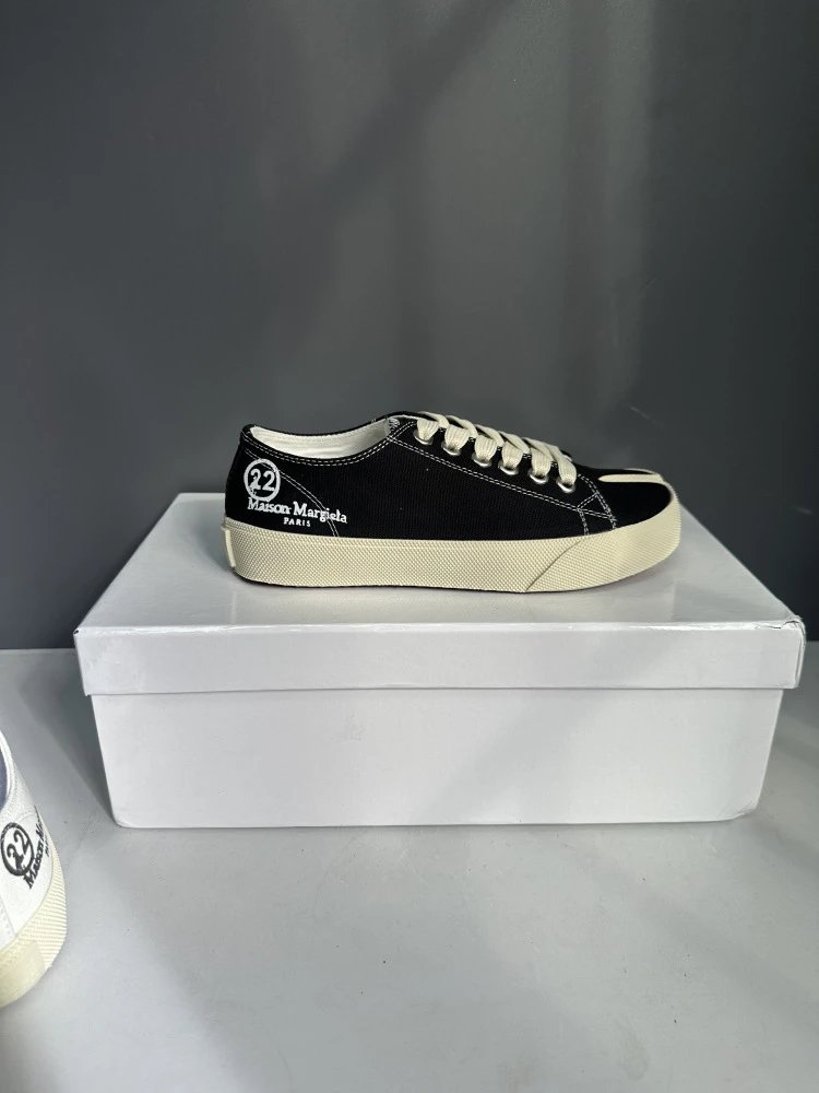 Maison Margiela Sneakers Tabi split-toe canvas low-top — Black