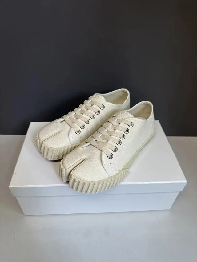 Maison Margiela Sneakers Tabi split-toe canvas low-top product detail image 21