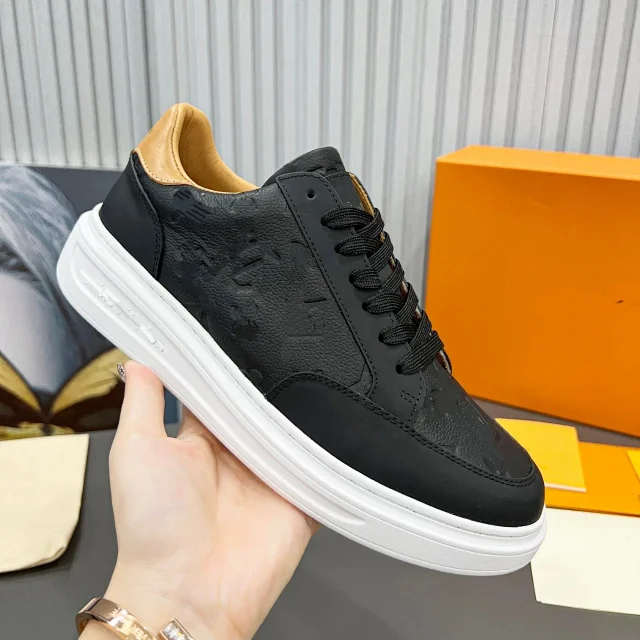 Louis Vuitton Sneakers Low-Top Embossed Monogram product detail image 1