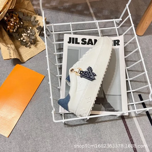 Louis Vuitton Sneakers Low-Top Monogram Leather with LV Charm product detail image 2