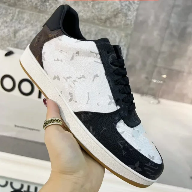 Louis Vuitton Sneakers Low-Top Embossed Monogram product detail image 5