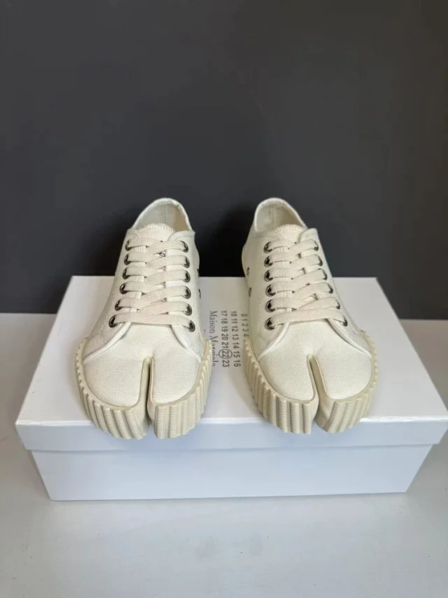 Maison Margiela Sneakers Tabi split-toe canvas low-top product detail image 20