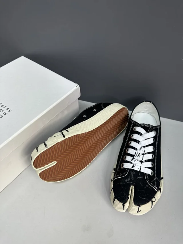 Maison Margiela Sneakers Tabi split-toe canvas low-top product detail image 44