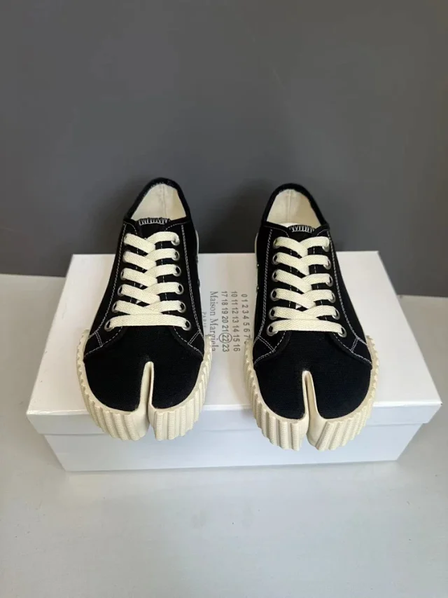 Maison Margiela Sneakers Tabi split-toe canvas low-top product detail image 13
