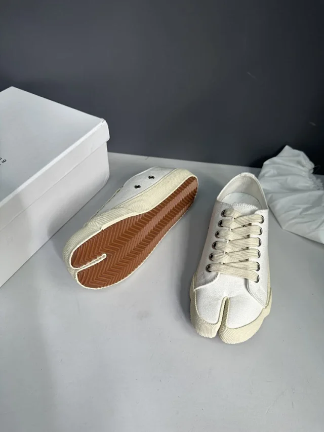 Maison Margiela Sneakers Tabi split-toe canvas low-top product detail image 33