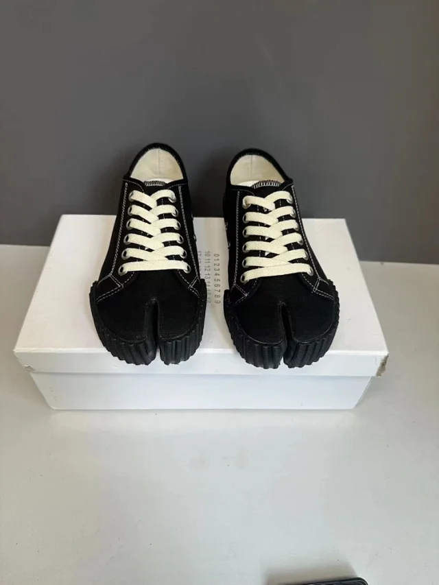 Maison Margiela Sneakers Tabi split-toe canvas low-top product detail image 18