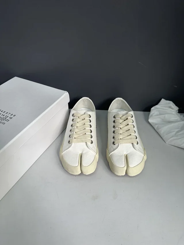 Maison Margiela Sneakers Tabi split-toe canvas low-top product detail image 30