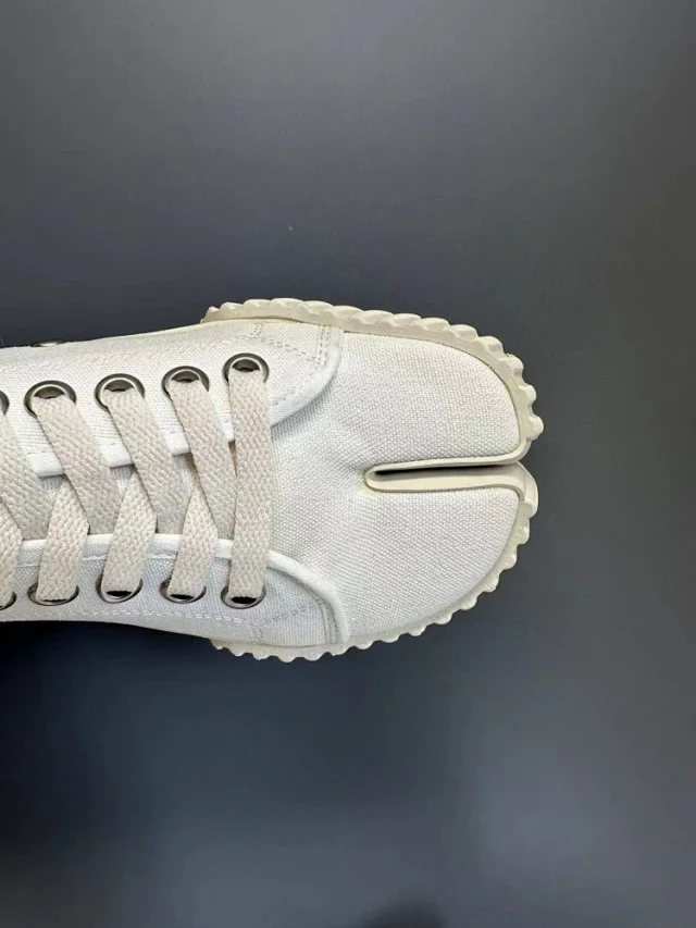 Maison Margiela Sneakers Tabi split-toe canvas low-top product detail image 23