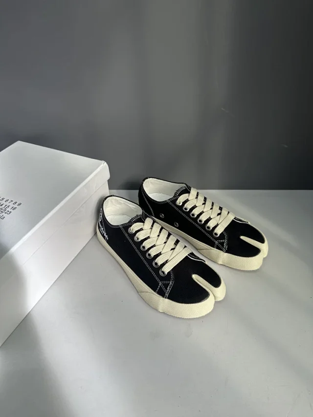 Maison Margiela Sneakers Tabi split-toe canvas low-top product detail image 29