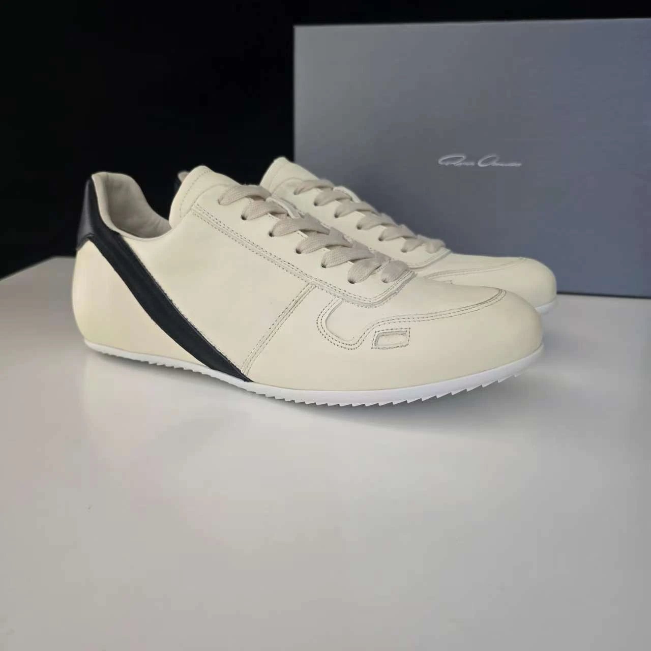 Unbranded Sneakers Low-Top Lace-Up with Contrast Heel Stripe image 3