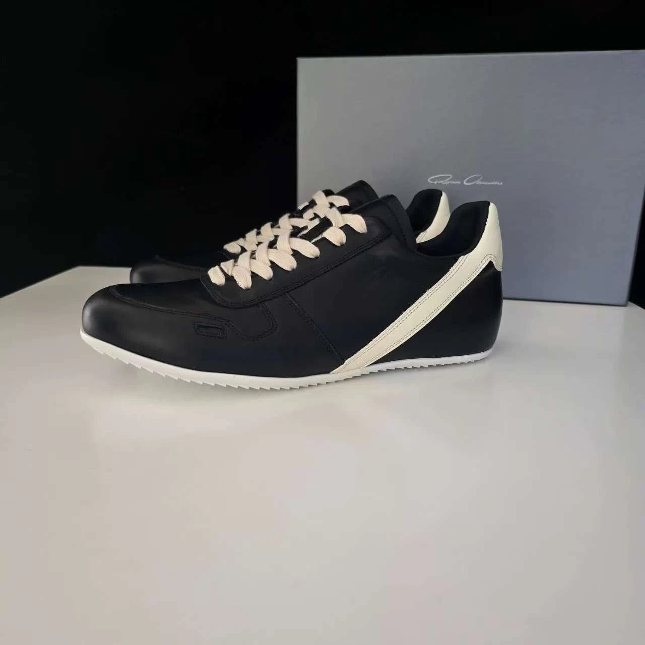 Unbranded Sneakers Low-Top Lace-Up with Contrast Heel Stripe image 2