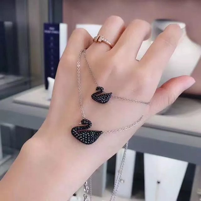 SWAROVSKI Necklace: seller detail photo 3