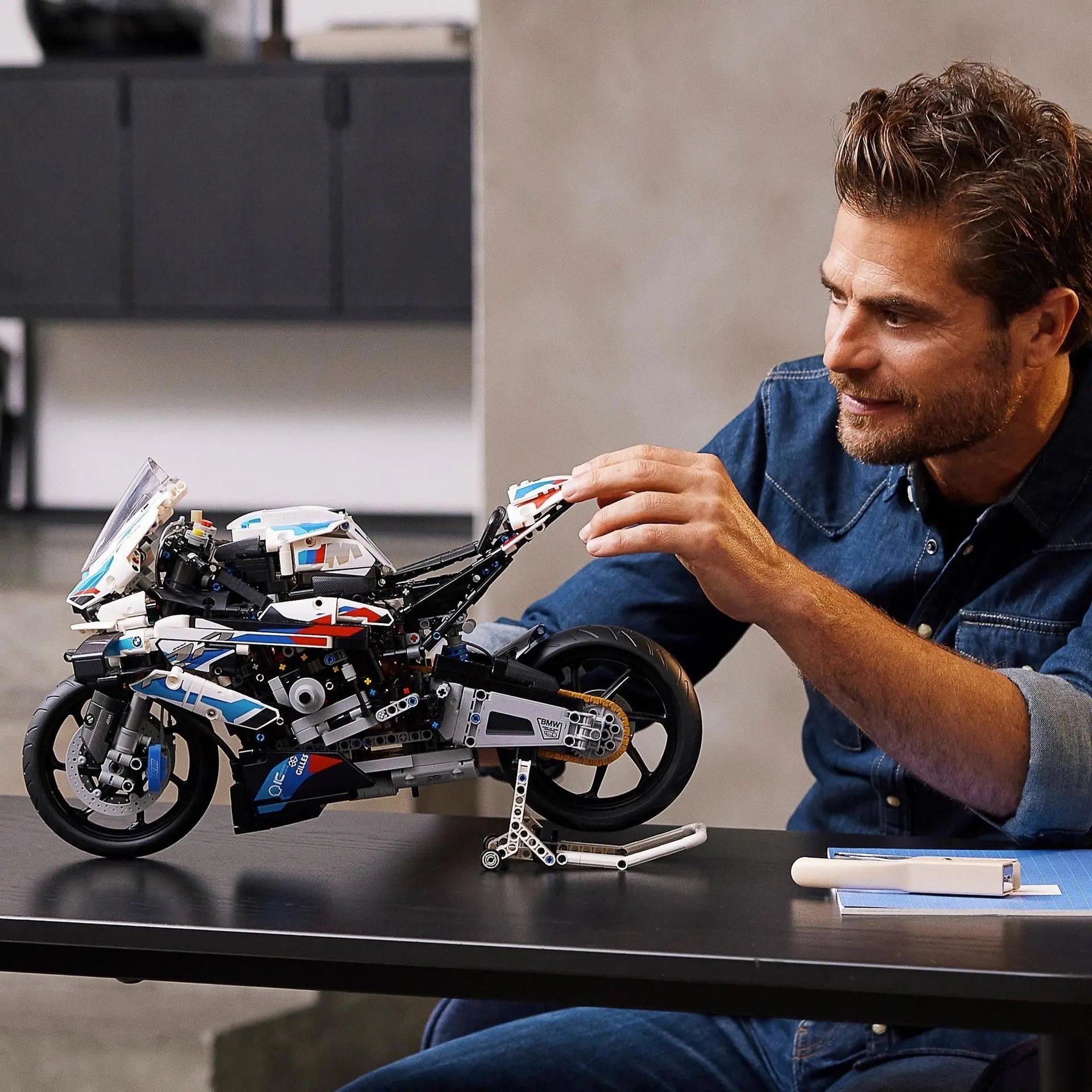 BMW M 1000 RR Motorcycle Technic Building Block Set (1920 pcs Model 01000)