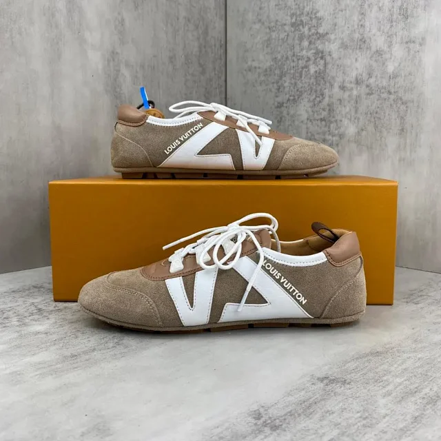 Louis Vuitton Sneakers Low-Top Lace-Up with Oversized LV Motif product detail image 3