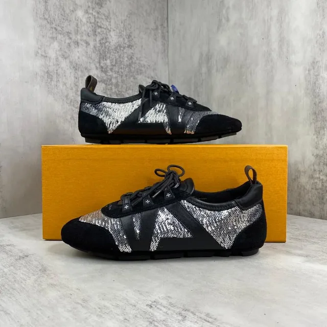 Louis Vuitton Sneakers Low-Top with Oversized LV Side Panels product detail image 2
