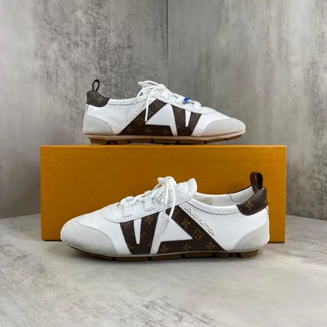 Louis Vuitton Sneakers Low-Top with Oversized LV Side Panels product detail image 10