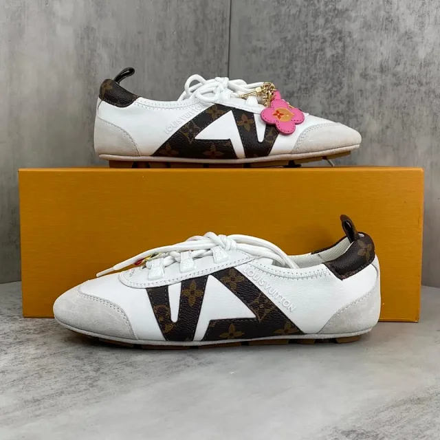 Louis Vuitton Sneakers Low-top lace-up LV logo with flower charm product detail image 2