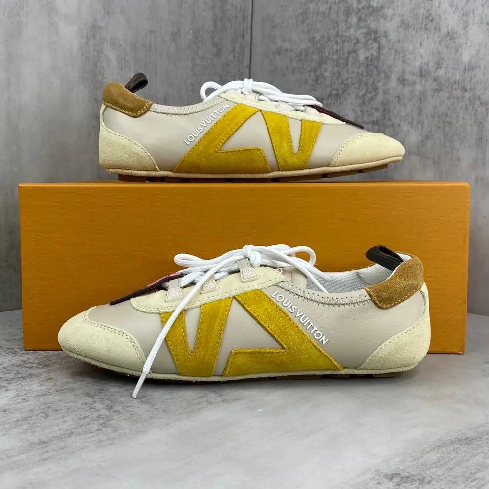 Louis Vuitton Sneakers Low-top lace-up LV logo with flower charm — Style 2
