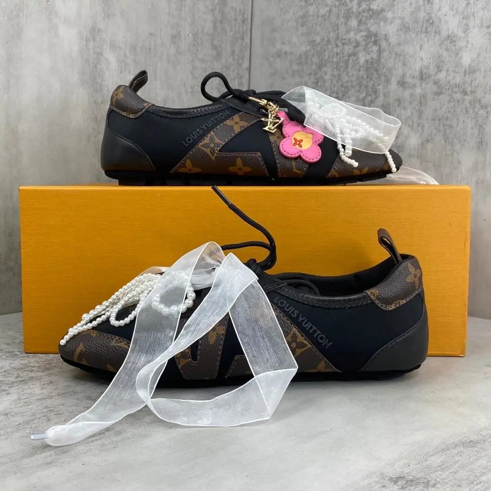 Louis Vuitton Sneakers Low-top lace-up LV logo with flower charm — Style 9