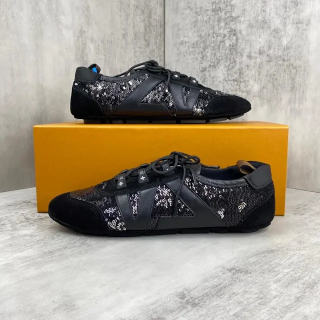 Louis Vuitton Sneakers Low-Top Lace-Up with Oversized LV Motif product detail image 4