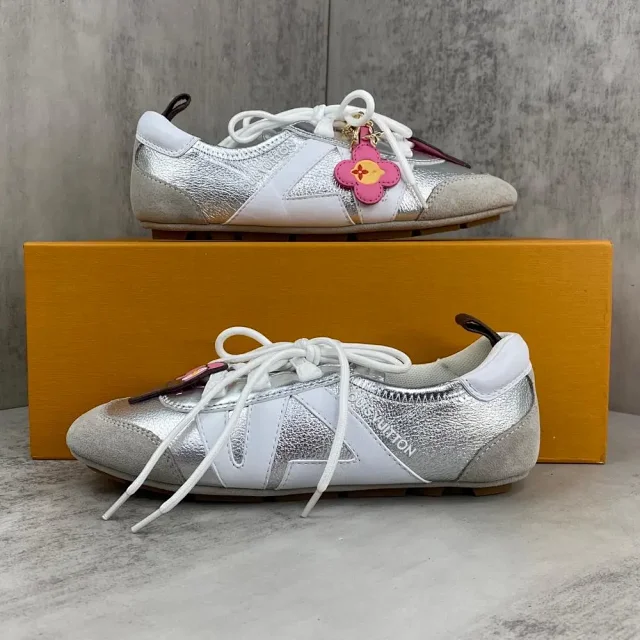Louis Vuitton Sneakers Low-top lace-up LV logo with flower charm product detail image 3