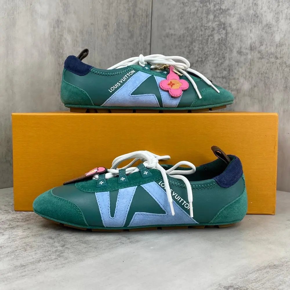 Louis Vuitton Sneakers Low-top lace-up LV logo with flower charm — Style 5