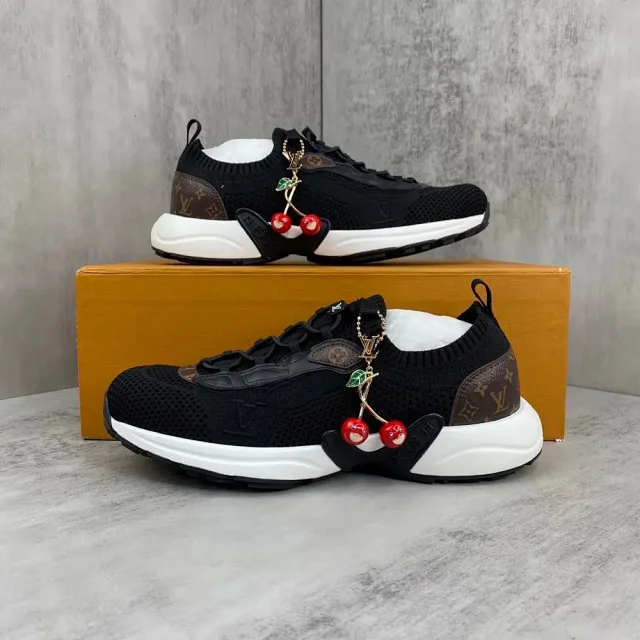 Louis Vuitton Sneakers Chunky mesh with monogram panels product detail image 2
