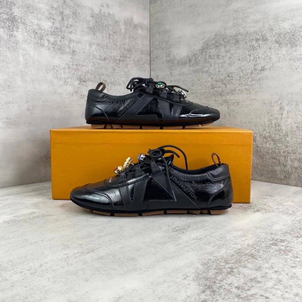 Louis Vuitton Sneakers Low-Top LV Logo — Style 1