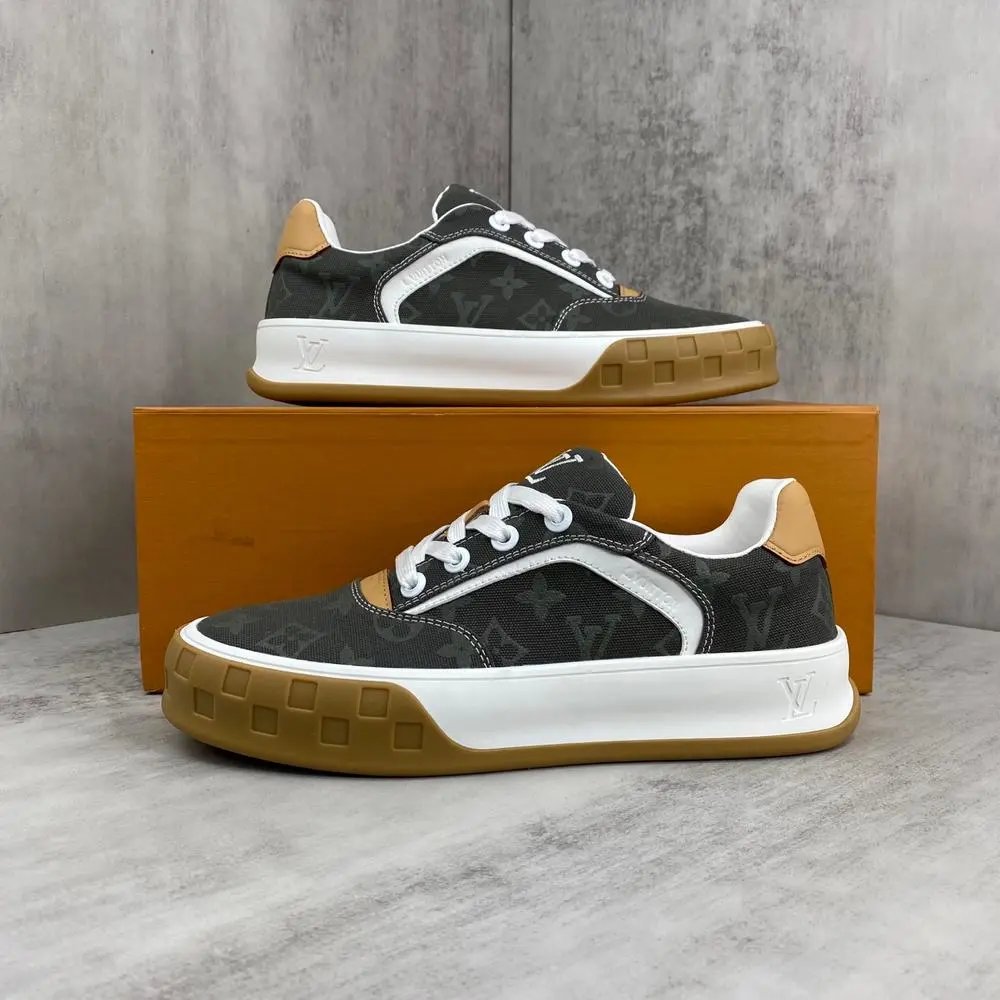 Louis Vuitton Sneakers Low-top lace-up with gum sole image 2