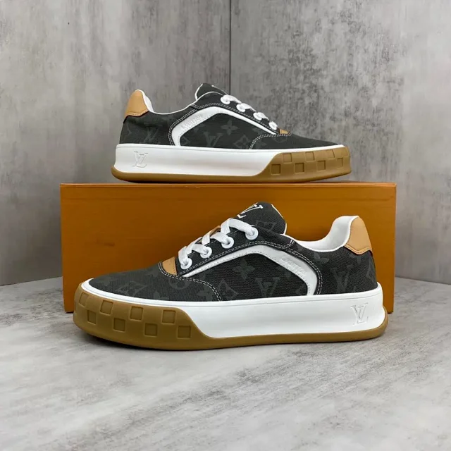 Louis Vuitton Sneakers Low-top lace-up with gum sole product detail image 2