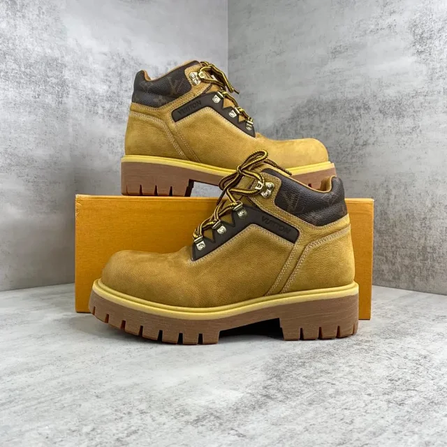 Louis Vuitton Lace-Up Lug-Sole Ankle Boots product detail image 3