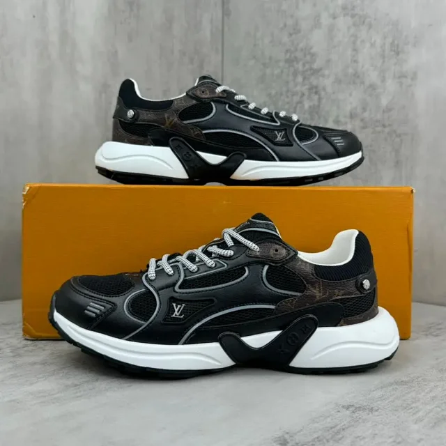 Louis Vuitton Sneakers Chunky mesh with monogram panels product detail image 4