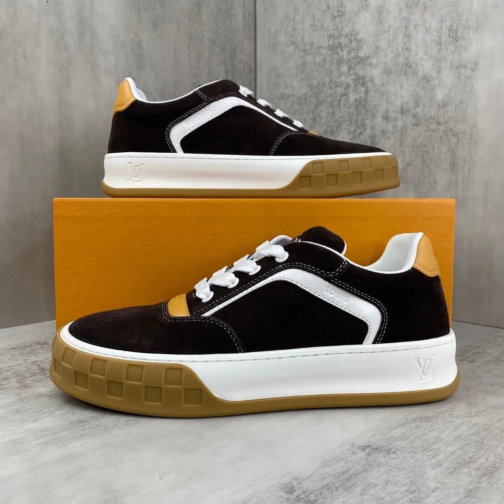 Louis Vuitton Sneakers Low-top lace-up with gum sole — Style 8