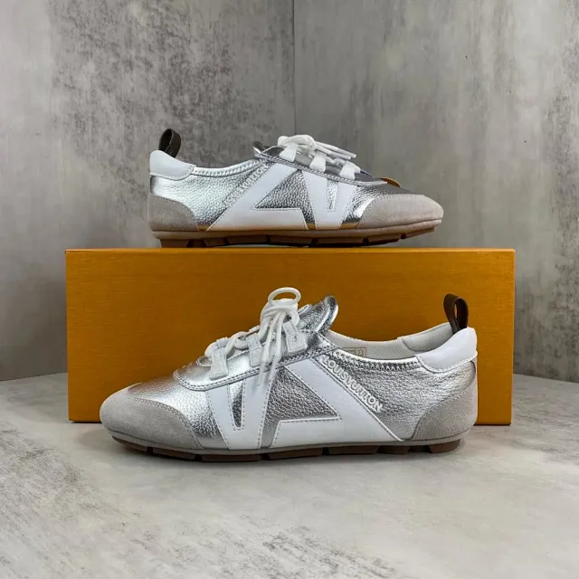 Louis Vuitton Sneakers Low-Top with Oversized LV Side Panels product detail image 4