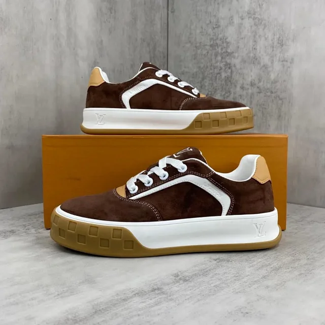Louis Vuitton Sneakers Low-top lace-up with gum sole product detail image 4