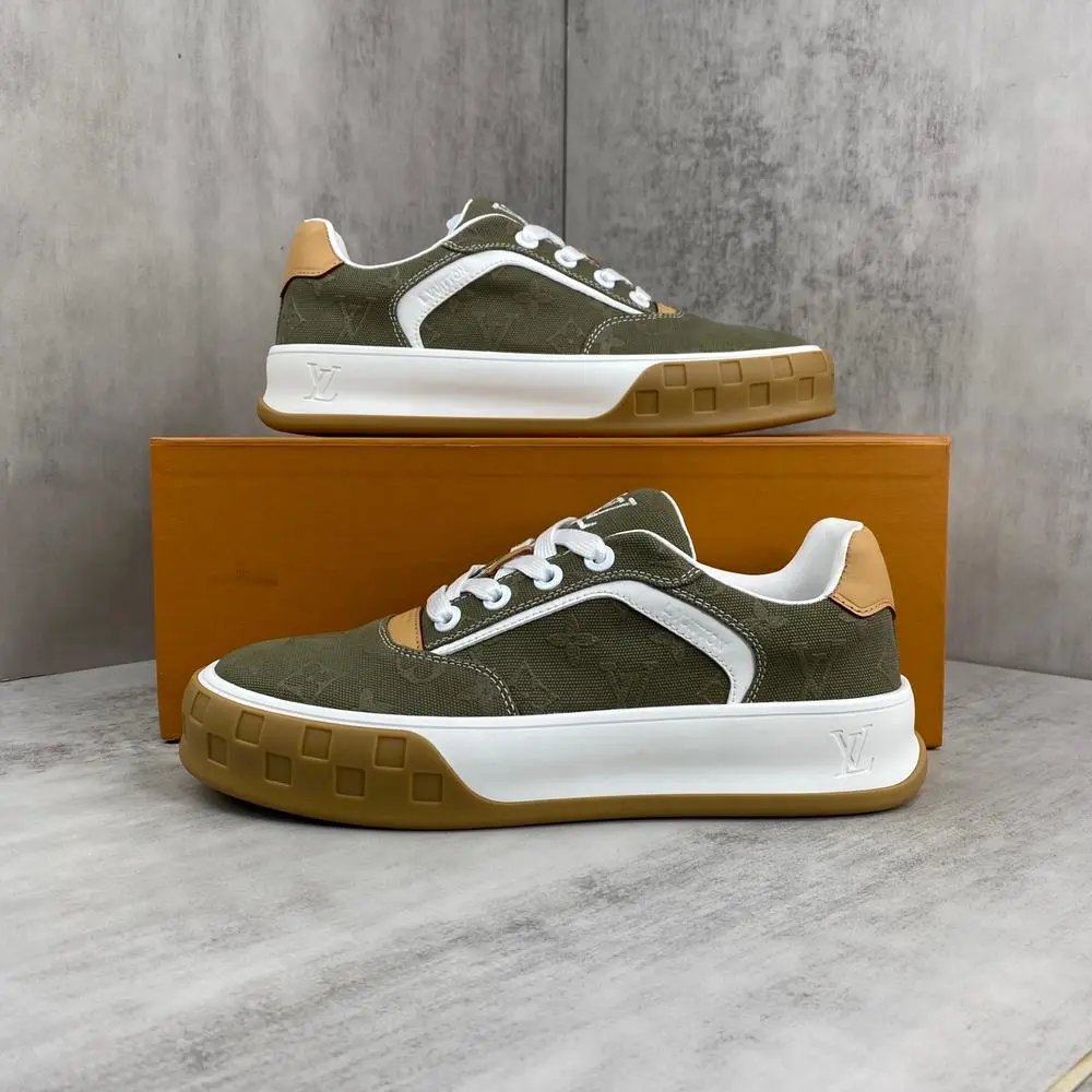 Louis Vuitton Sneakers Low-top lace-up with gum sole — Style 3