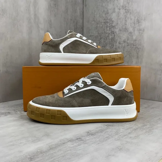 Louis Vuitton Sneakers Low-top lace-up with gum sole product detail image 6