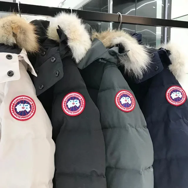 Canada Goose Down Jackets Fur-Trim Hooded Jacket product detail image 4