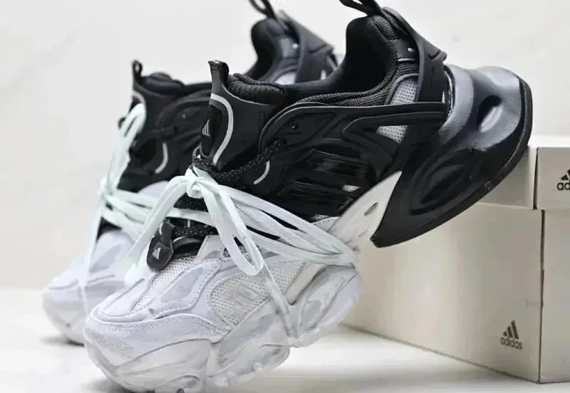 Adidas Sneakers Low-top chunky with three-stripe side panels — 21