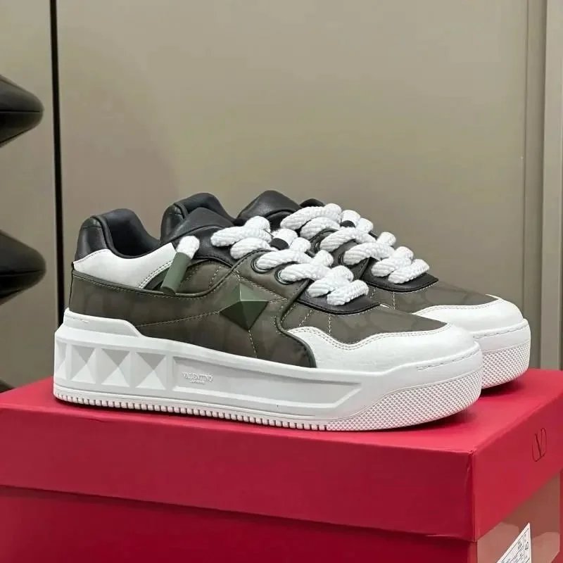Valentino Garavani Sneakers Low-top lace-up with pyramid stud detail — 5