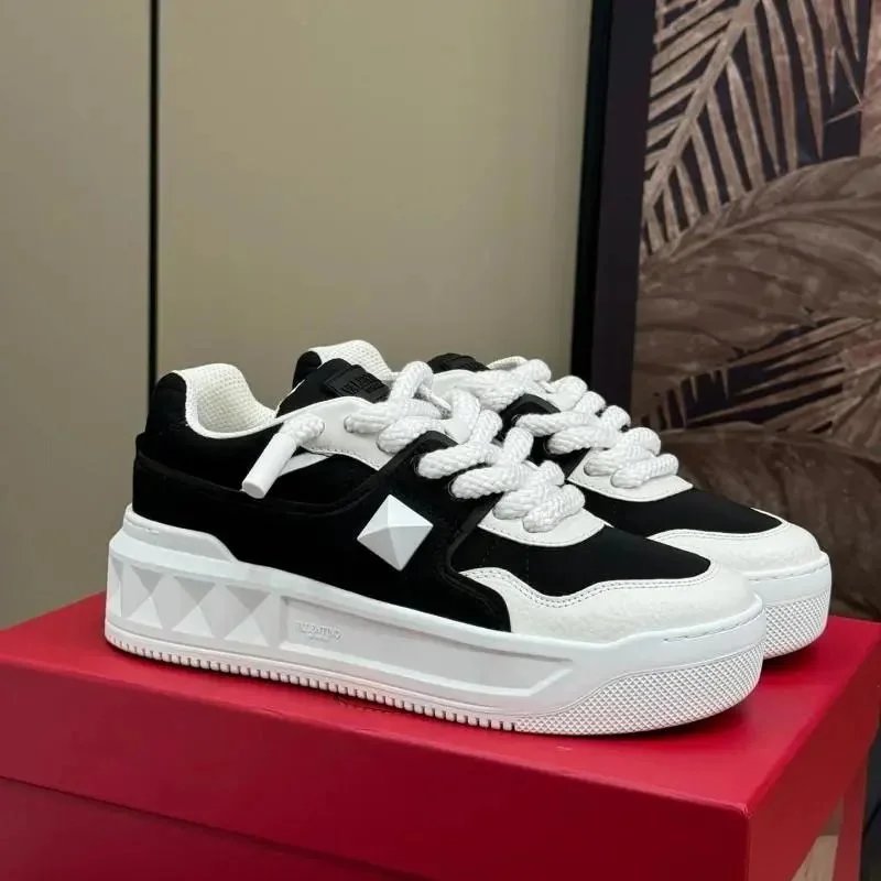 Valentino Garavani Sneakers Low-top lace-up with pyramid stud detail — 16