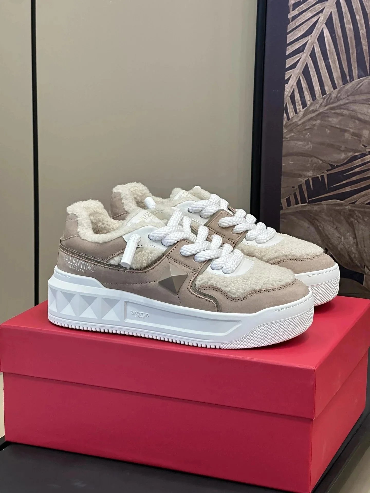 Valentino Garavani Sneakers Low-top lace-up with pyramid stud detail — 24