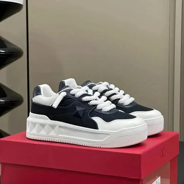 Valentino Garavani Sneakers Low-top lace-up with pyramid stud detail product detail image 4