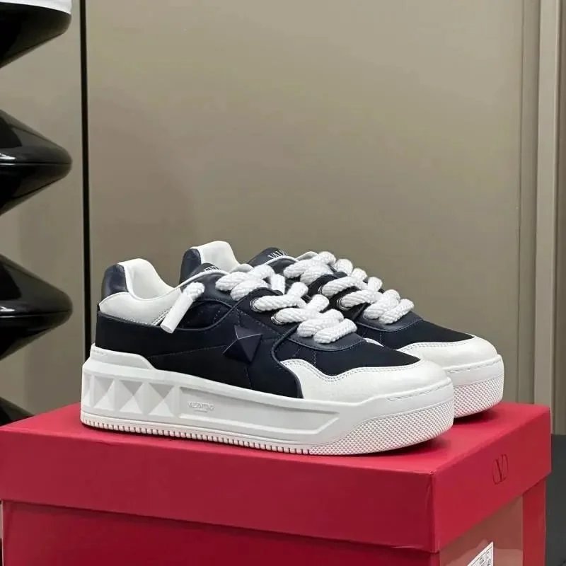 Valentino Garavani Sneakers Low-top lace-up with pyramid stud detail — 4